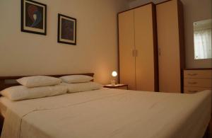 Apartments with parking space Barbat, Rab - 22361