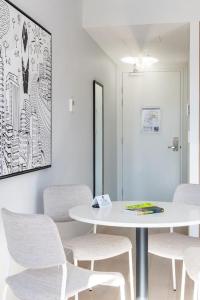 The Pavillion Suite - Cool and Contemporary Bondi