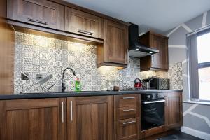 Neat City Apartment - Secure Parking - WiFi - Sleeps 4 - No Parties