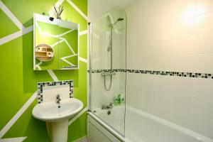 Neat City Apartment - Secure Parking - WiFi - Sleeps 4 - No Parties