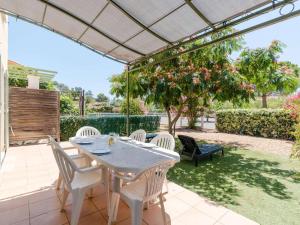 Villas Villa 4 pieces pour 6 personnes avec terrasse, jardin, garage et WIFI a Narbonne-Plage - FR-1-409-136 : photos des chambres