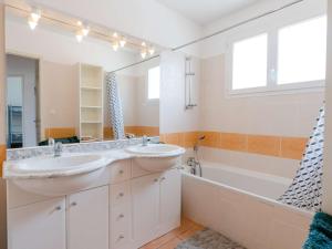 Villas Villa 4 pieces pour 6 personnes avec terrasse, jardin, garage et WIFI a Narbonne-Plage - FR-1-409-136 : photos des chambres