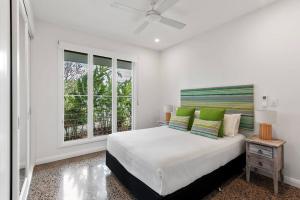 5 Cowrie Street - 4 Bedroom Beachside Queenslander