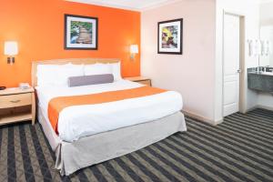King Suite - Non-Smoking room in Howard Johnson by Wyndham San Francisco Marina District