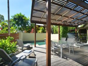 Cassowary Villa 1 - Short Walk to Beach and Town