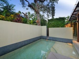 Cassowary Villa 1 - Short Walk to Beach and Town