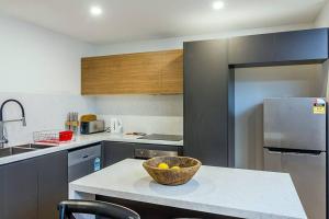 Slick 1 Bedroom + Carpark Apartment - walk to City