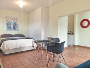Loft Cottage, sleeps 2. Central and Cozy!