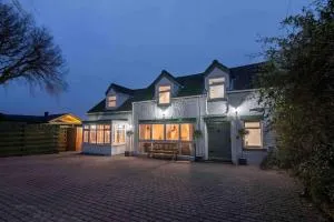 Sundial Cottage, Stunning 3 Bed Cottage with Hottub - Upleatham