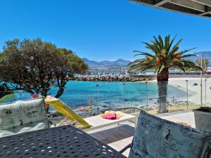 Beach Apartment on Bikini Beach - sleeps 4 in 2 Ensuite Bedrooms