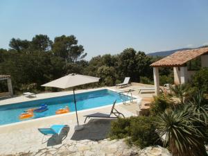 Lorgues, La Tourelle, immense piscine, plongeoir, vue, au grand calme