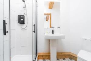 Stylish Apartment - Near City Centre - Smart TV- WIFI - Netfix - Parking - 2NT