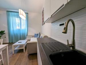 Fantabulous Downtown Abode w King Bed, 65" TV, Washer and Tumble Dryer