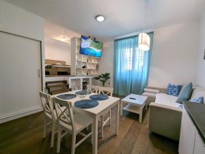 Fantabulous Downtown Abode w King Bed, 65" TV, Washer and Tumble Dryer