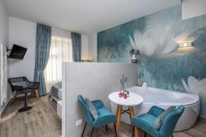 Suite with Hot Tub room in Maison Valentina