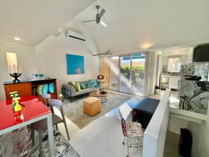 by Calamari Homes - Parque Centenario casa 206 walled city