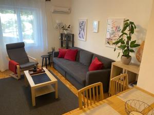Rosemary apartment-cosy and peaceful spot with private parking