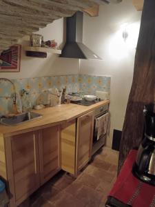 B&B / Chambres d'hotes La lauze et l'anguille : Chambre Lit King-Size - Vue sur Jardin