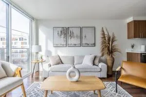 Seattle Modern and Stylish Penthouse Apartment (Wifi, Pet Friendly, Rooftop) - Bellevue