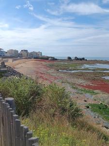 Plage et commerces à pieds ! Gîte Eugène