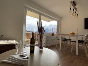 Sunny Alps View: Central Bliss