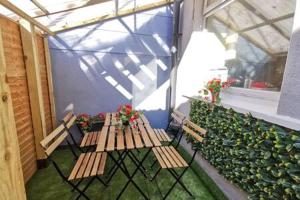 Central Apartment Private patio reliable fast WIFI