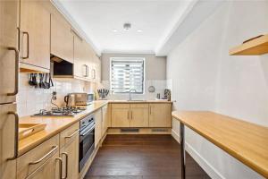 Spacious 2 bed 2 bath flat in KensingtonEarls Court