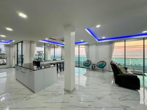 STUNNING BEACHFRONT VIEW LUXURIOUS Apartment 30