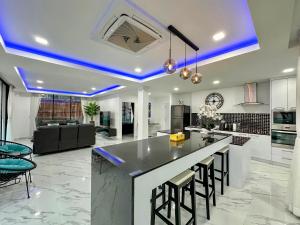 STUNNING BEACHFRONT VIEW LUXURIOUS Apartment 30