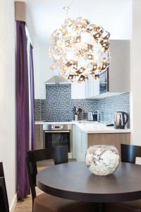 Super-Luxe Studio (sleeps 4) room in EPIC Apart Hotel - Seel Street