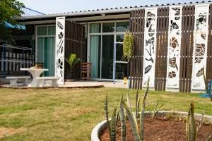 Thai Neighbourhood Duplex Stay: 3 Bedroom Home - Ban Hua Fat