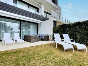 Close to the marina and beaches of Sotogrande, experience sophistication in this contemporary four-bedroom frontline golf townhouse in the San Roque Club
