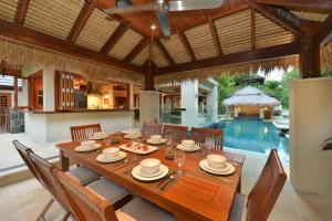Cowrie House - Luxury 4 Bedroom Beachfront Home