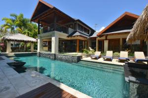 Cowrie House - Luxury 4 Bedroom Beachfront Home