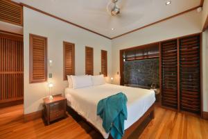 Cowrie House - Luxury 4 Bedroom Beachfront Home