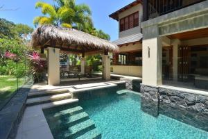 Cowrie House - Luxury 4 Bedroom Beachfront Home