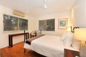 3 Bedroom Queenslander Home Close to Four Mile Beach