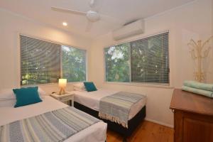 3 Bedroom Queenslander Home Close to Four Mile Beach