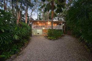 3 Bedroom Queenslander Home Close to Four Mile Beach