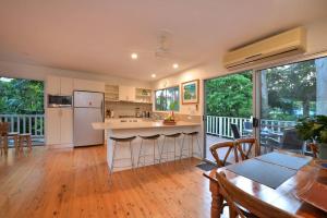 3 Bedroom Queenslander Home Close to Four Mile Beach