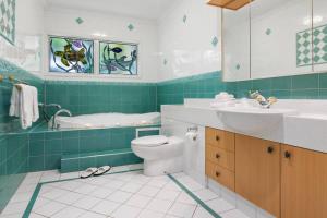 17 Solander Blvd - Beachside home sleeps 14 guests