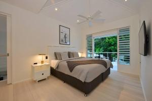 Anjea - Luxury 5 Bedroom Home by the Beach