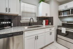 Cozy Remodeled 2 BD Heights Bungalow
