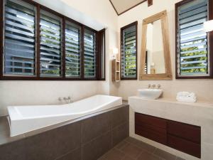 32 Beachfront Mirage - 4 Bedroom Luxury House