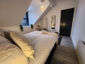 SuperValue Suite 3 - Fast WiFi, Hotel Linen, Keyless Entry, City only 10 Mins - BY PROPERTY PROMISE