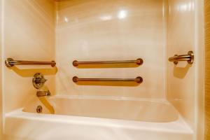 Quadruple Room with Two Queen Beds and Tub - Disability Access/Non Smoking room in Park Tower Inn