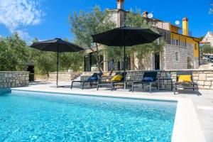 Casa Anonima by Briskva