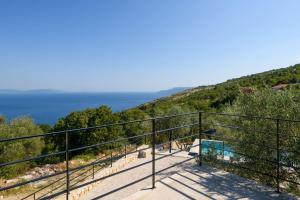 Casa Anonima by Briskva