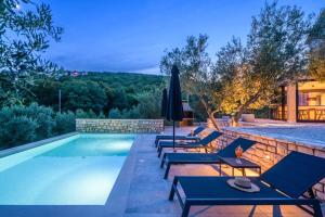 Casa Anonima by Briskva