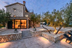 Casa Anonima by Briskva